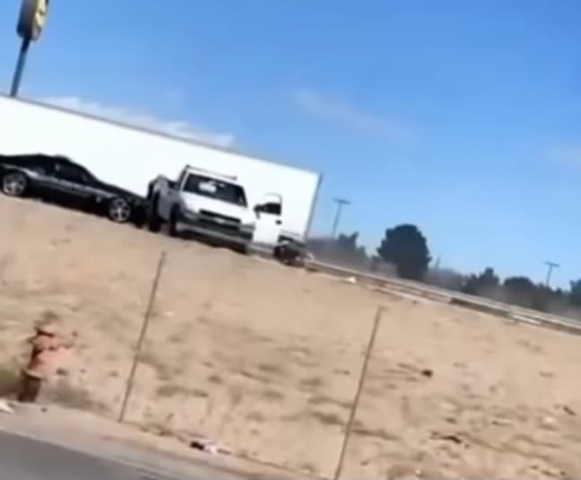 <b>Persecución y tiroteo. </b>Los oficiales de policía del estado -y compañeros de Jarrott-, Lionel Palomares y Sonny Montes, localizaron a Cueva viajando hacia el este por la Interestatal 10 cuando el hombre comenzó a disparar contra los oficiales, desatando una persecución de unas 40 millas, a la que se sumaron agentes de otras agencias.
<br>