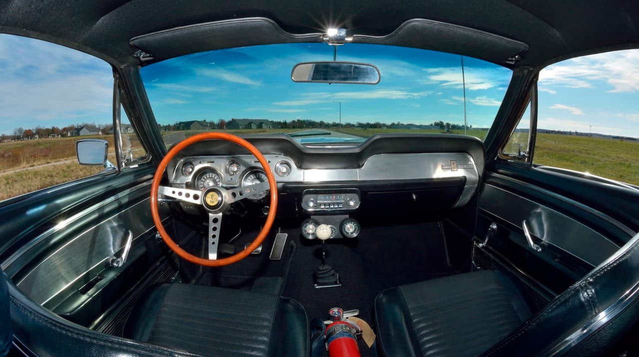 Este Shelby GT500 Super Snake 1967 es una verdadera 
<b>cápsula del tiempo</b>. Todos los detalles de su interior están ejemplarmente mantenidos.