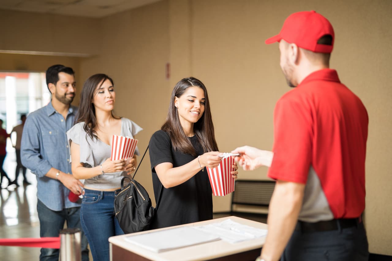 <b>Puesto 10. Acomodadores, asistentes de lobby y tomadores de boletos.</b> Trabajan en cines, teatros y salas de concierto. Ganan alrededor de 24,870 dólares al año, unos 11.30 por hora.
