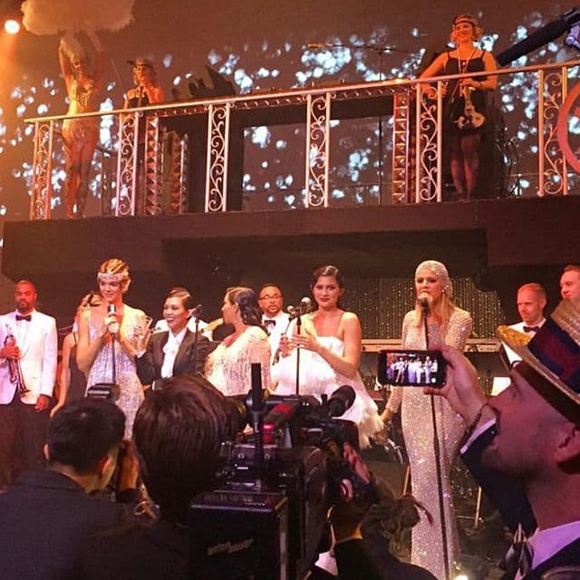 La hermanitas Kardashian entonaron una canción en honor a su mamá.