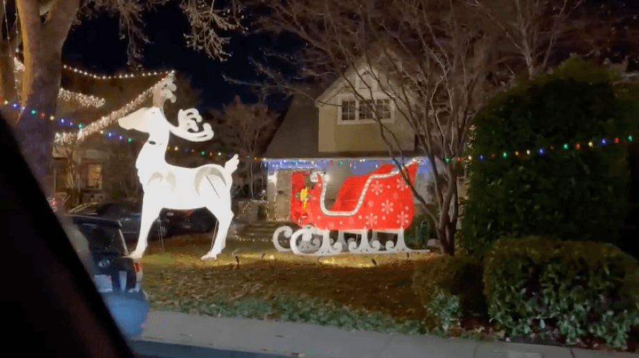 <h2 class="cms-H2-H2">4.- Natomas Park</h2>
<br> 
<br>En el norte de Sacramento, los residentes de la calle Java Court también se organizaron para convertir la calle en
<b> un auténtico paseo de Navidad</b>, con miles de luces y personajes de temporada.
<br>
<br>En la zona de Rockmont Circle también puede visitar casas adornadas con iluminación de Navidad.