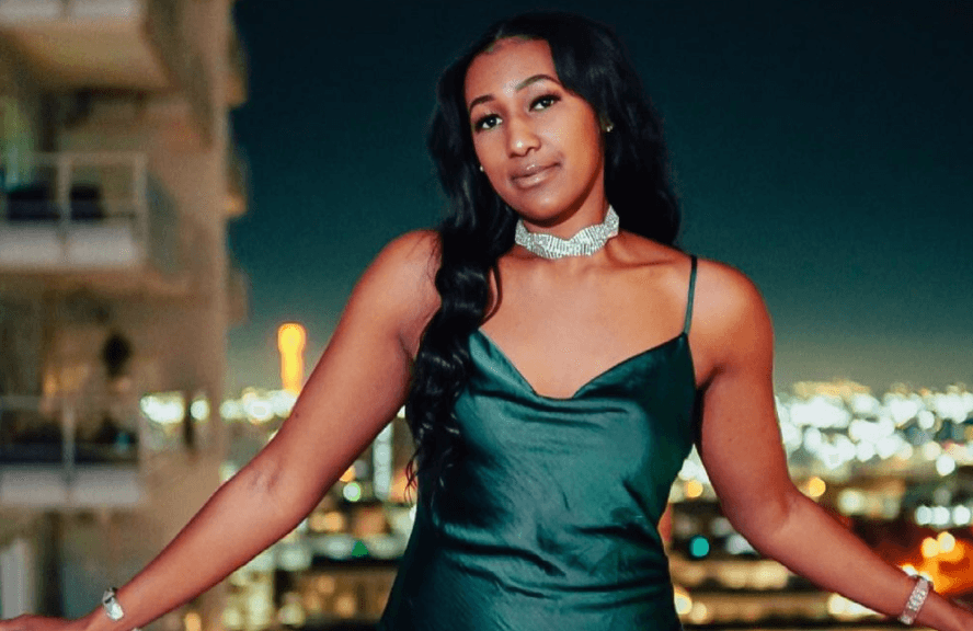 Ellie asegura que 
<b>las dudas personales son el mayor obstáculo </b>para emprender una idea de negocio. “Deja de desperdiciar tus ideas y talentos solo porque no tienes confianza en ti mismo. Alguien menos talentoso que tú te pasará simplemente porque creen en sí mismo. ¡No! You got this!”, escribió Ellie.