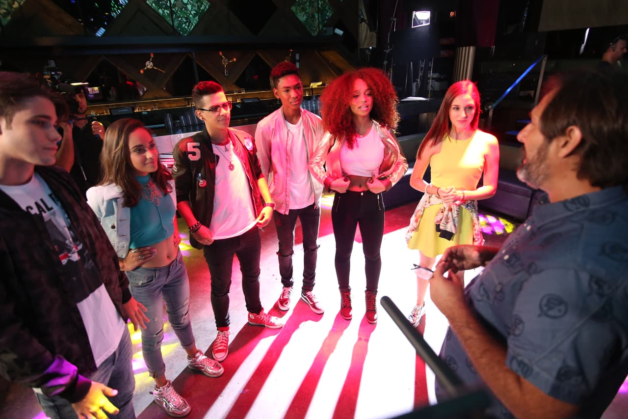 Abdiel, Fabyán, Alondra, Sofía, Verónica y Abel formaron la banda 
<b>Milenios</b>. “Cake by the ocean” fue el tema de su videoclip. Durante las grabaciones los chicos se diviertieron y hasta se sonrojaron al enterarse que había escena de beso.