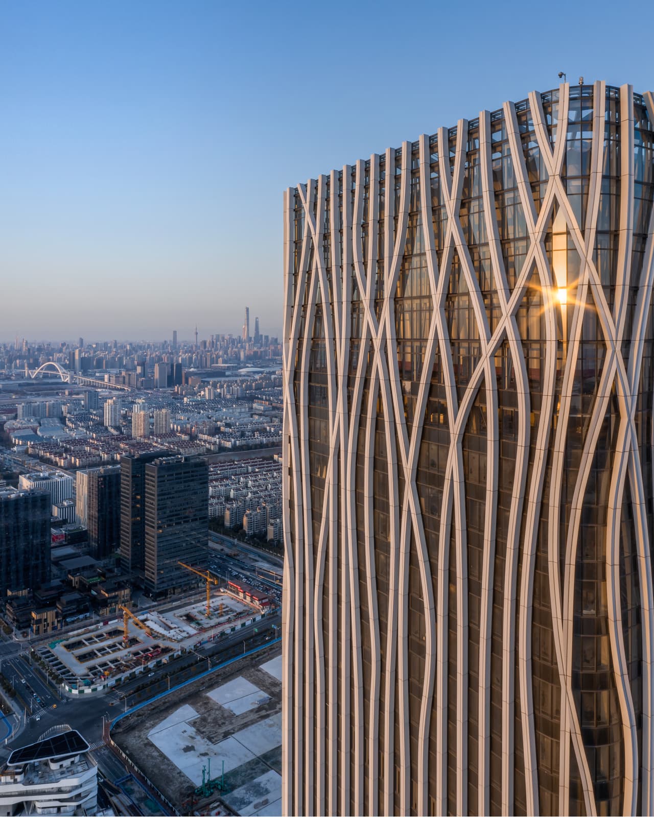 <b>Centro Qiantan (Shanghai, China)</b>
<br>
<br>Esta estructura tiene 919 pies de altura (280 metros) obtuvo el quinto lugar en el premio Emporis. Se destaca porque su fachada presenta inusuales nervaduras que imitan a la madera.
<br>
<br>Según el premio, durante 2020 se completaron muchos rascacielos impresionantes a pesar de las difíciles condiciones que enfrentó la industria de la construcción por la pandemia de covid-19.
<br>