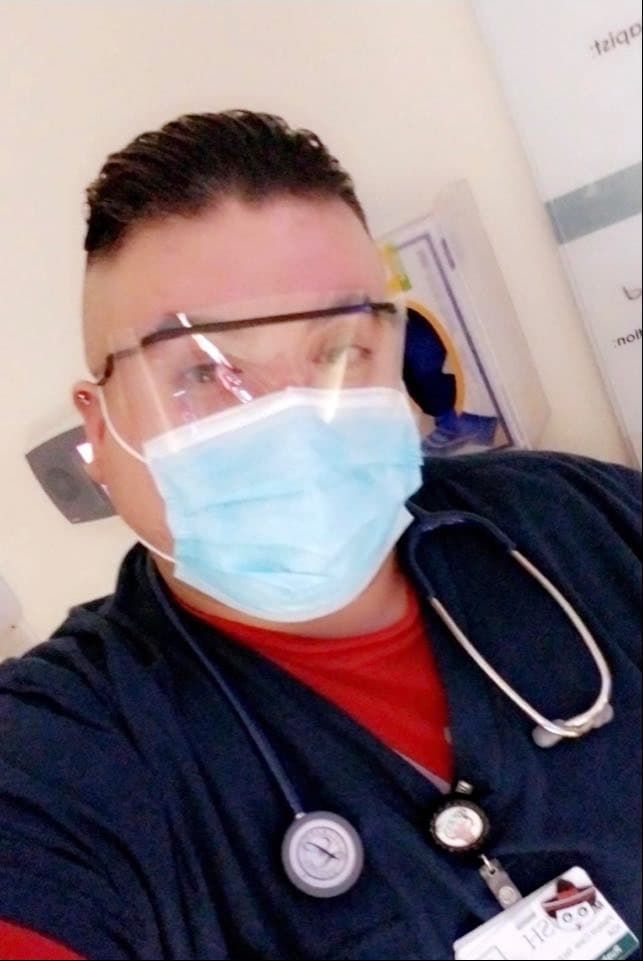 Él es Michael Acevedo, asistente de enfermería en el departamento de cuidado intermedio en el Centro Médico Rush Copley en Aurora. Cuidar a sus pacientes es su prioridad.