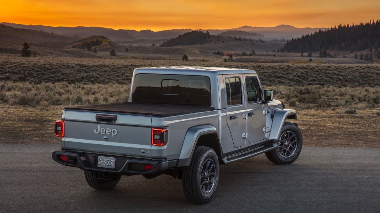 Toda esas pulgadas extra están allí para el beneficio de la
<b> caja de carga</b>. Esta tiene una longitud de 60 pulgadas y está construida en acero, mientras que su compuerta está construida en aluminio. Al mejor estilo Jeep, la caja cuenta con una cantidad importante de anclajes, enchufes y equipos para ayudar en la administración de los materiales que se guarden en ella.
