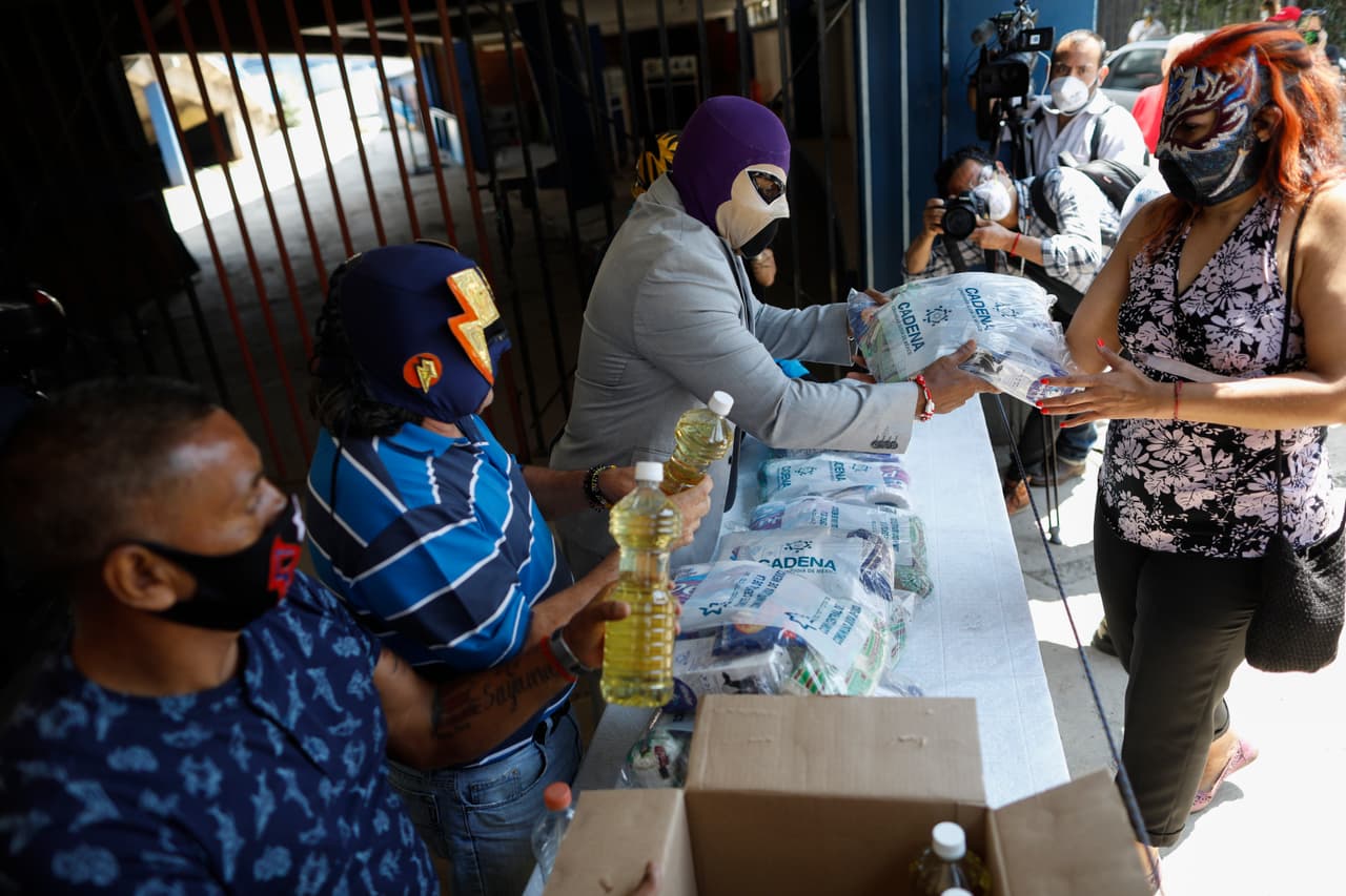 Para apoyar a luchadores retirados o que padecen lesiones y mujeres luchadoras, 
<b>el pasado martes se repartieron despensas de alimentos donadas por la <a href="https://www.univision.com/temas/judios">Comunidad Judía</a> en México</b>, para después hacerlo con los hombres. 
<br> 
<br>El luchador profesional, El Fantasma -al centro-, presidente de la comisión Lucha Libre de la Ciudad de México, se encargó de coordinar la entrega. 
<br>
<br>
<br>
<br>