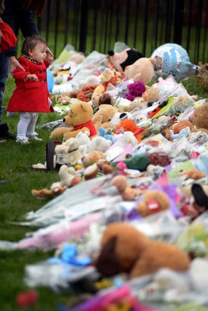 La policía señaló que una mujer, de 33 años de edad, había sido acusada de su muerte tras el descubrimiento de un cadáver que sería el de Mikaeel Kular.