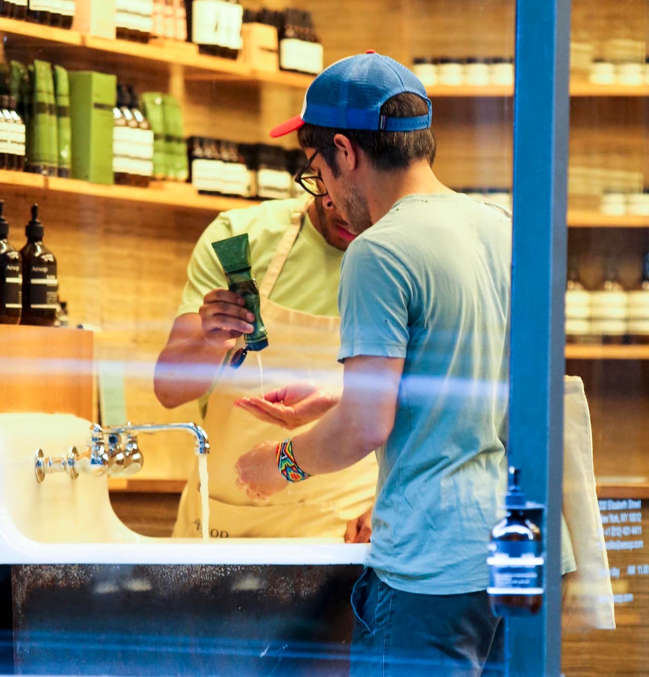 Le dieron unas muestras de varias cremas para las manos y la piel.