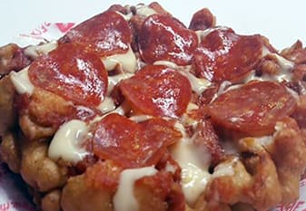 <b>Pastel de embudo salado “El loco italiano”</b>
<br>Una masa casera sazonada con condimentos italianos, frita, cubierta con salsa marinara casera, una mezcla italiana de quesos derretidos y cubierta con una albóndiga casera o pepperoni.