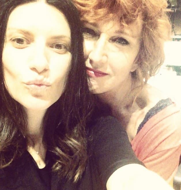 Y con muchos besos complace a todos esos seguidores que no paran de lanzarle piropos en todo momento.