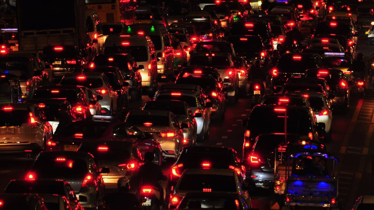 La Asociación Estadounidense del Automóvil, mejor conocida como AAA por sus siglas en inglés, publicó una lista de las vías más transitadas en, o cerca de, las 10 ciudades más congestionadas en Estados Unidos. Datos importantes para tener en cuenta para evitar atascos y retrasos innecesarios durante tus viajes en esta temporada de Acción de Gracias.