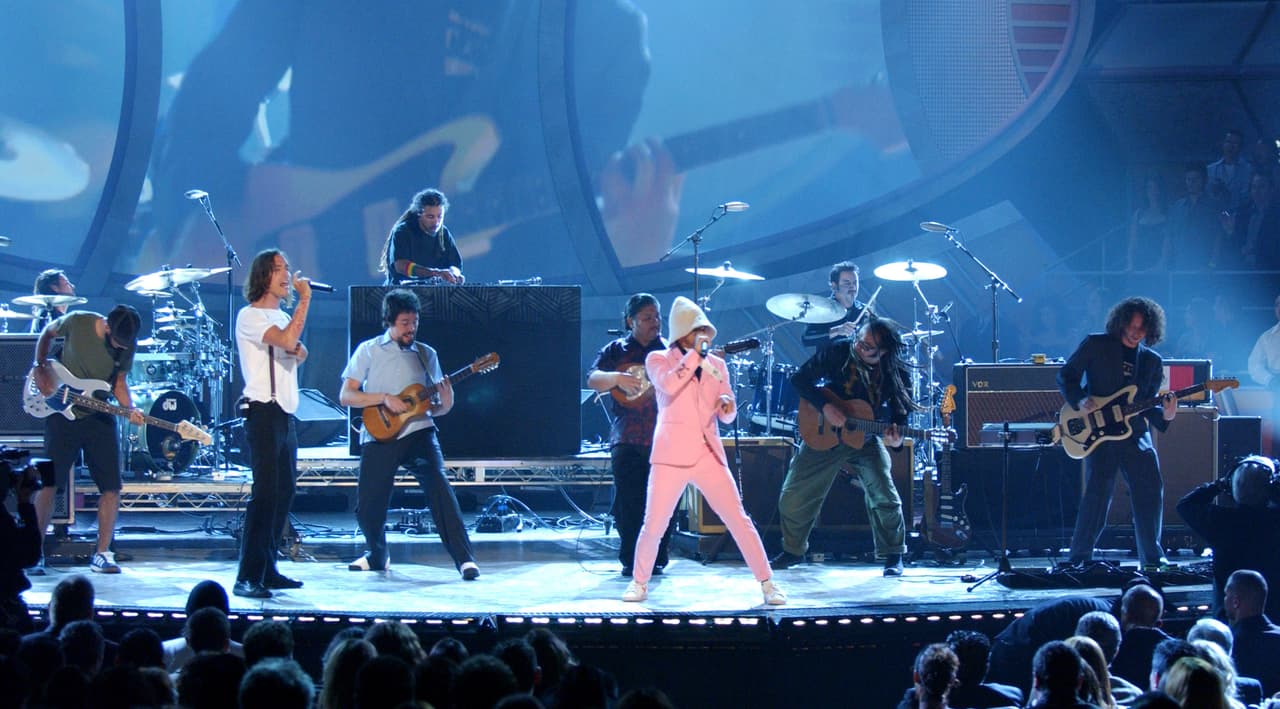 Como muestra de la diversidad cultural y de géneros, Latin GRAMMY contó con un número especial de Café Tacuba y la banda estadounidense Incubus.