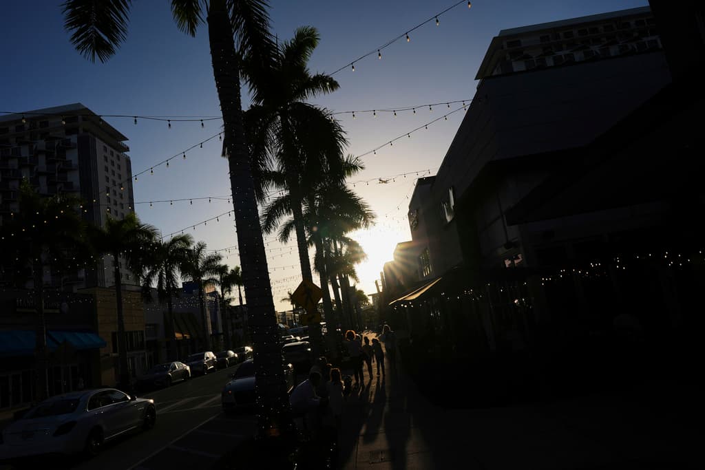 Gente caminando por una calle comercial en Doral, Florida, el viernes 4 de abril de 2025. (AP Foto/Rebecca Blackwell)