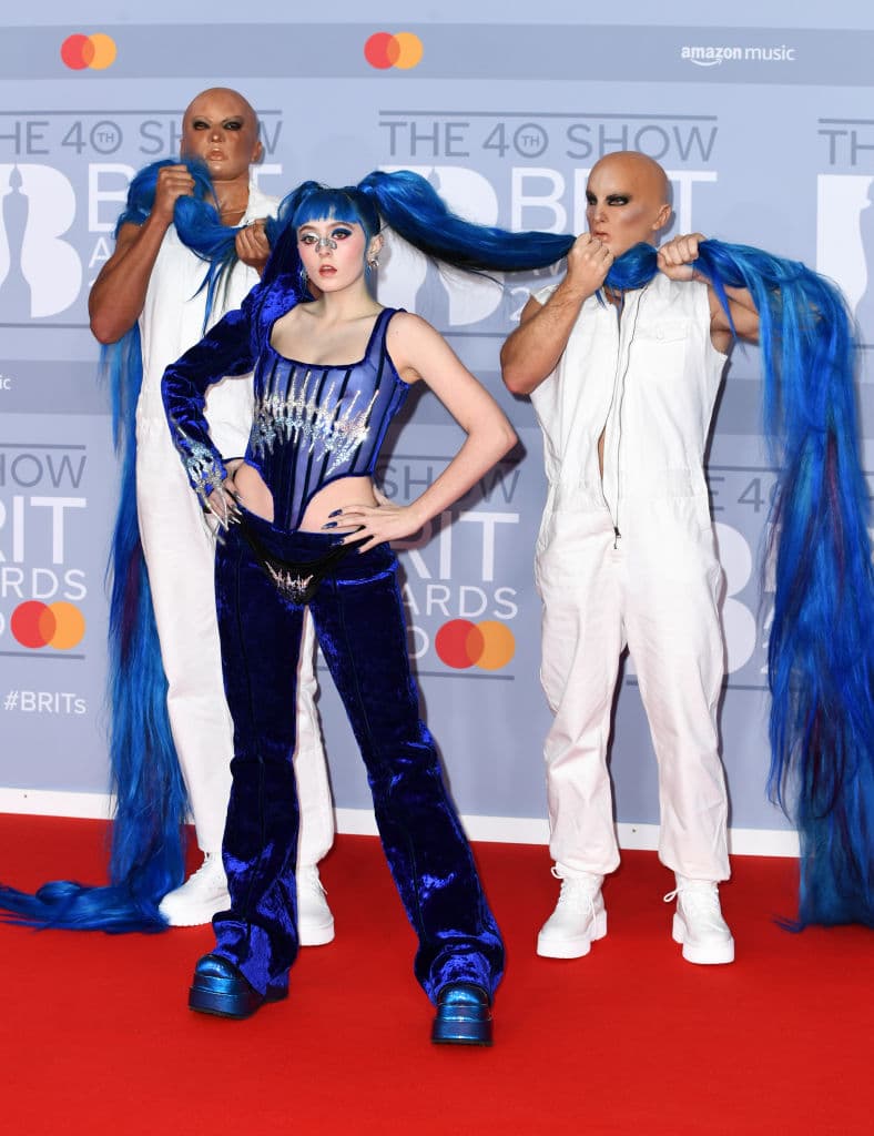 La rapera 
<b>Ashnikko</b> fue fiel a su desenfadado estilo y llegó a la premiación luciendo unas largas extensiones de cabello azul.