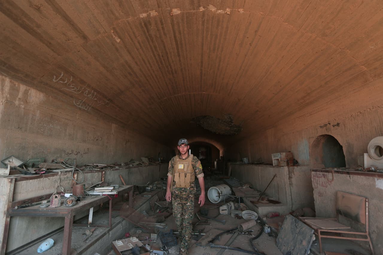 Un combatiente de las FDS inspecciona un edificio afectado en el aeropuerto militar de Tabqah. Estos soldados junto a los de las Operaciones Especiales de Estados Unidos pudieron acercarse recientemente a esa zona que era controlada por el Estado Islámico.