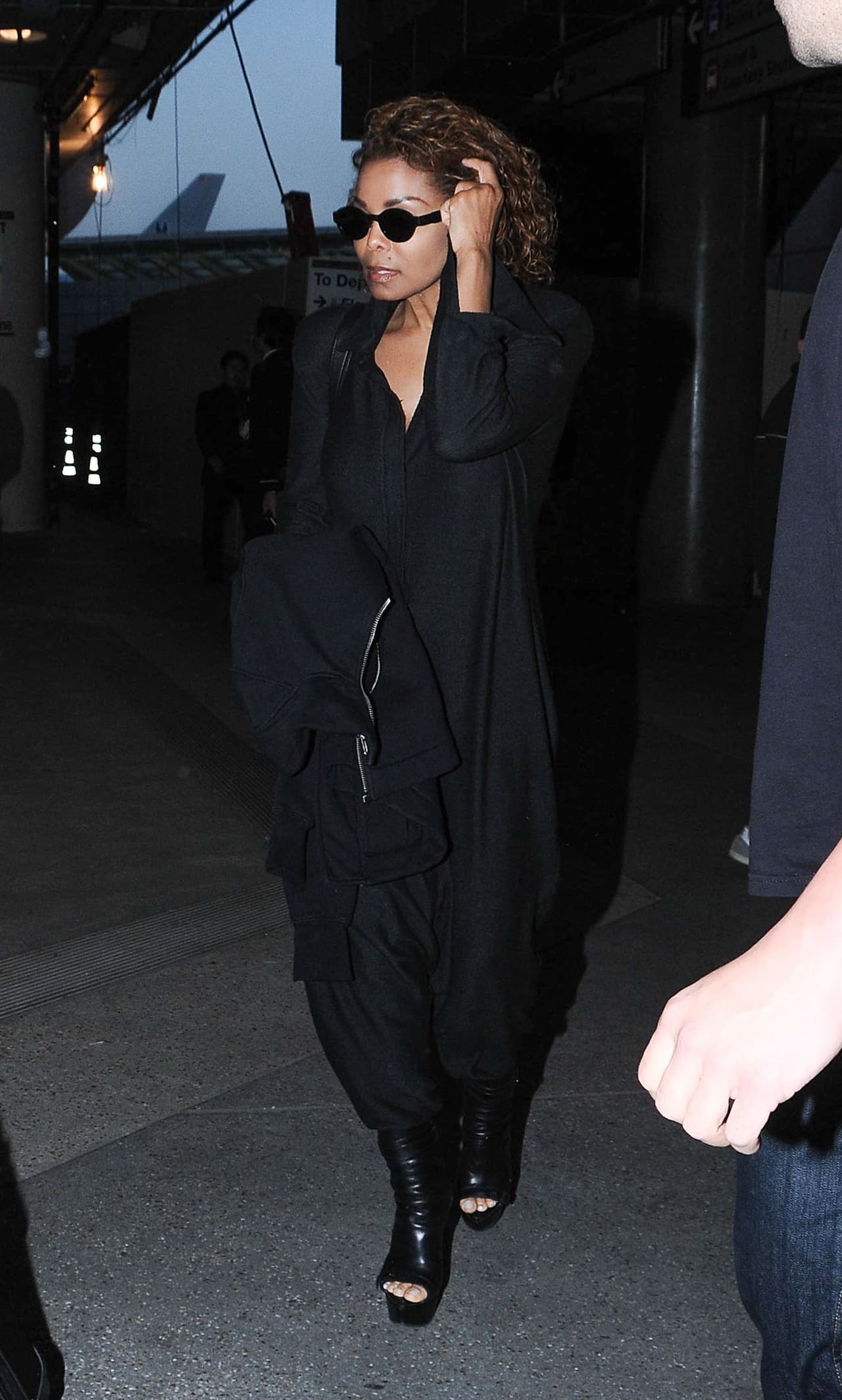 "Mi esposo y yo estamos haciendo planes familiares, así que deberé suspender la gira. Por favor, traten de comprender que es importante que lo haga. Debo descansar; órdenes del médico. Pero no los he olvidado a ustedes", afirmó.