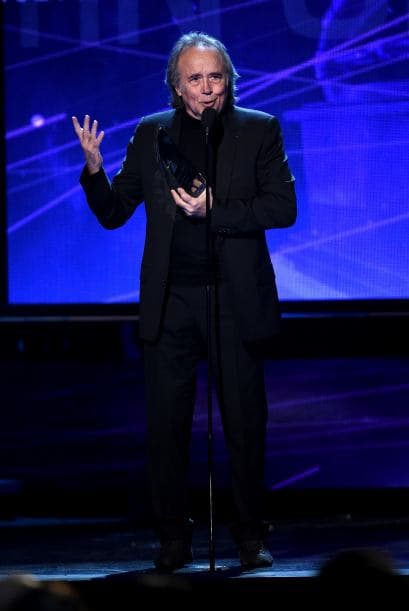 El cantante recibió el reconocimiento de Persona del año 2014, premio que recibió con mucha emoción.