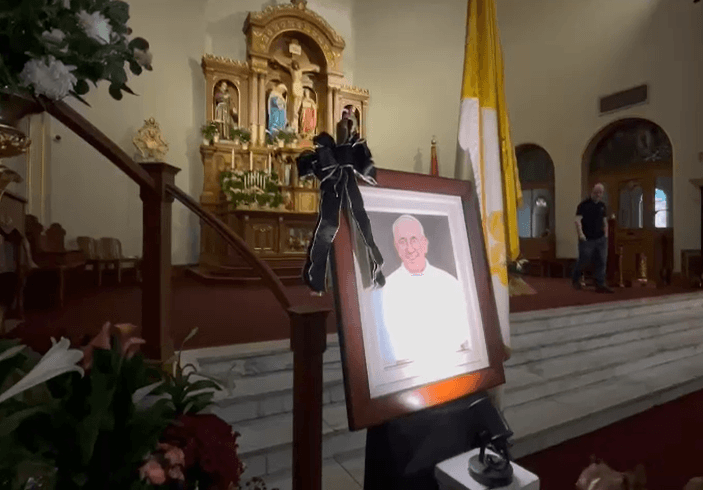 John Dolan, obispo de la Diócesis Católica Romana de Phoenix, también emitió una declaración: “Con profundo pesar, pero con una esperanza inquebrantable en la Resurrección,
<b> lamentamos el fallecimiento de nuestro Santo Padre, el papa Francisco"</b>.