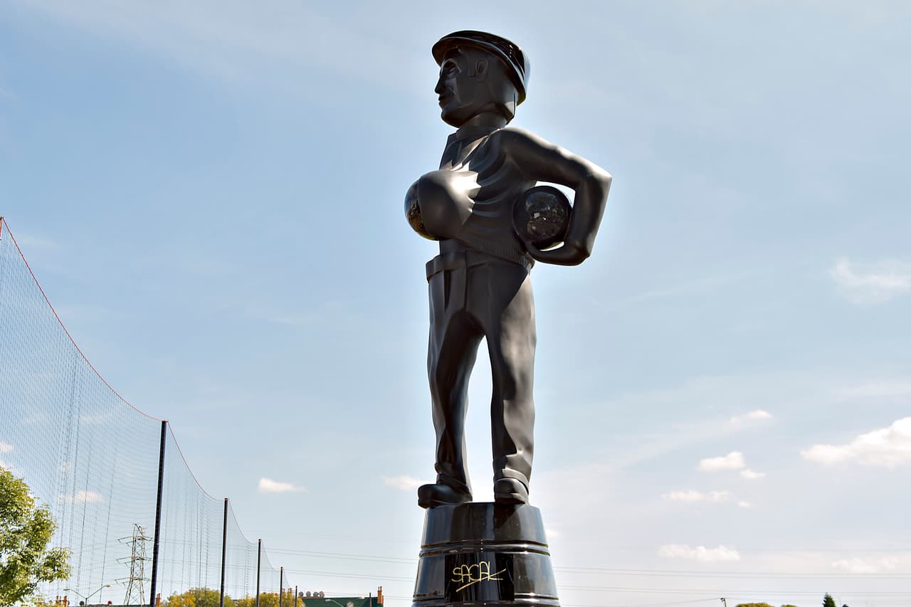 La estatua de 'El Chanfle', personaje que Roberto Gómez Bolaños llevó al cine, está en las instalaciones del club América en Distrito Federal.
