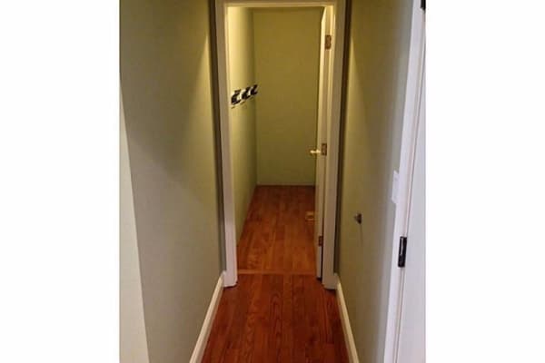 En el garaje hay una estación de carga perfecta para los carros eléctricos y los fríos inviernos. ¡Bien pensado, John Green!