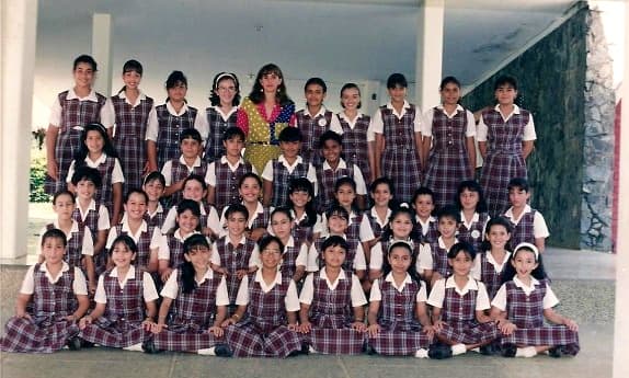 Caro conserva muy bellos recuerdos de su época de estudiante al lado de todas sus compañeras.