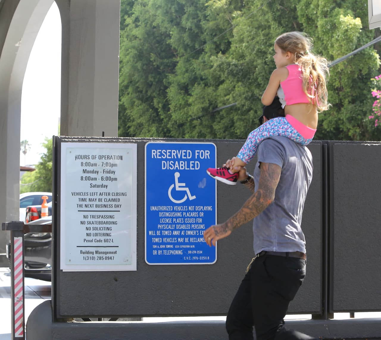 Hasta la cargó en sus hombros.