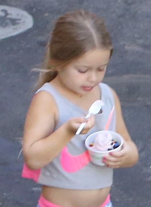 Mira cómo lo disfruta la nena.