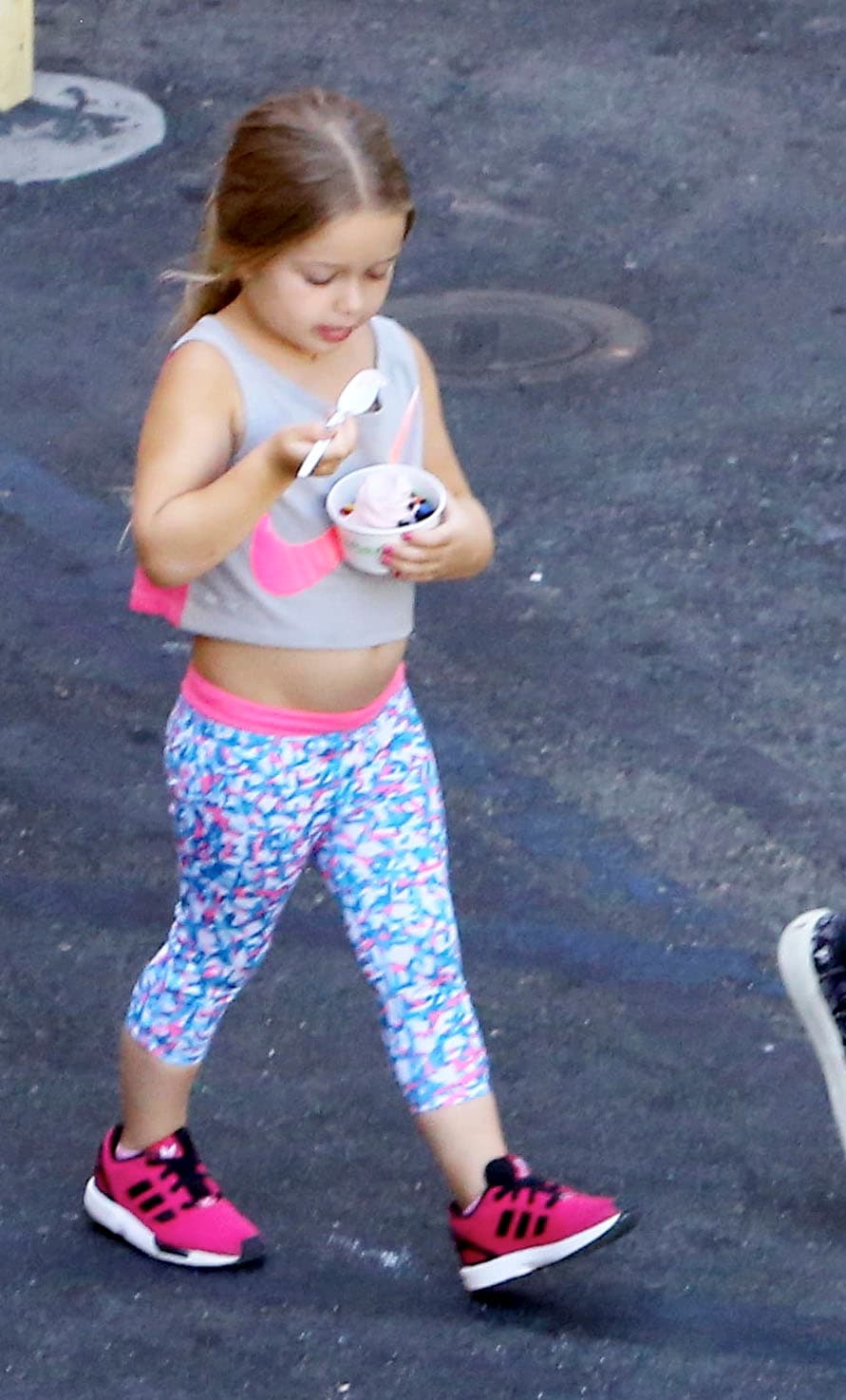 Harper mostró su barriguita linda.