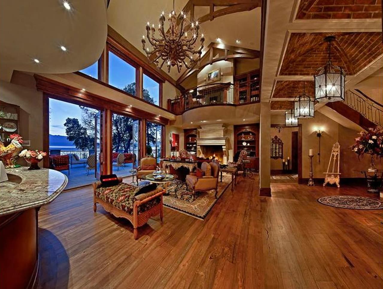 También tiene una sala de juegos con barra de bar, una sala de prensa y una de degustación de vinos.