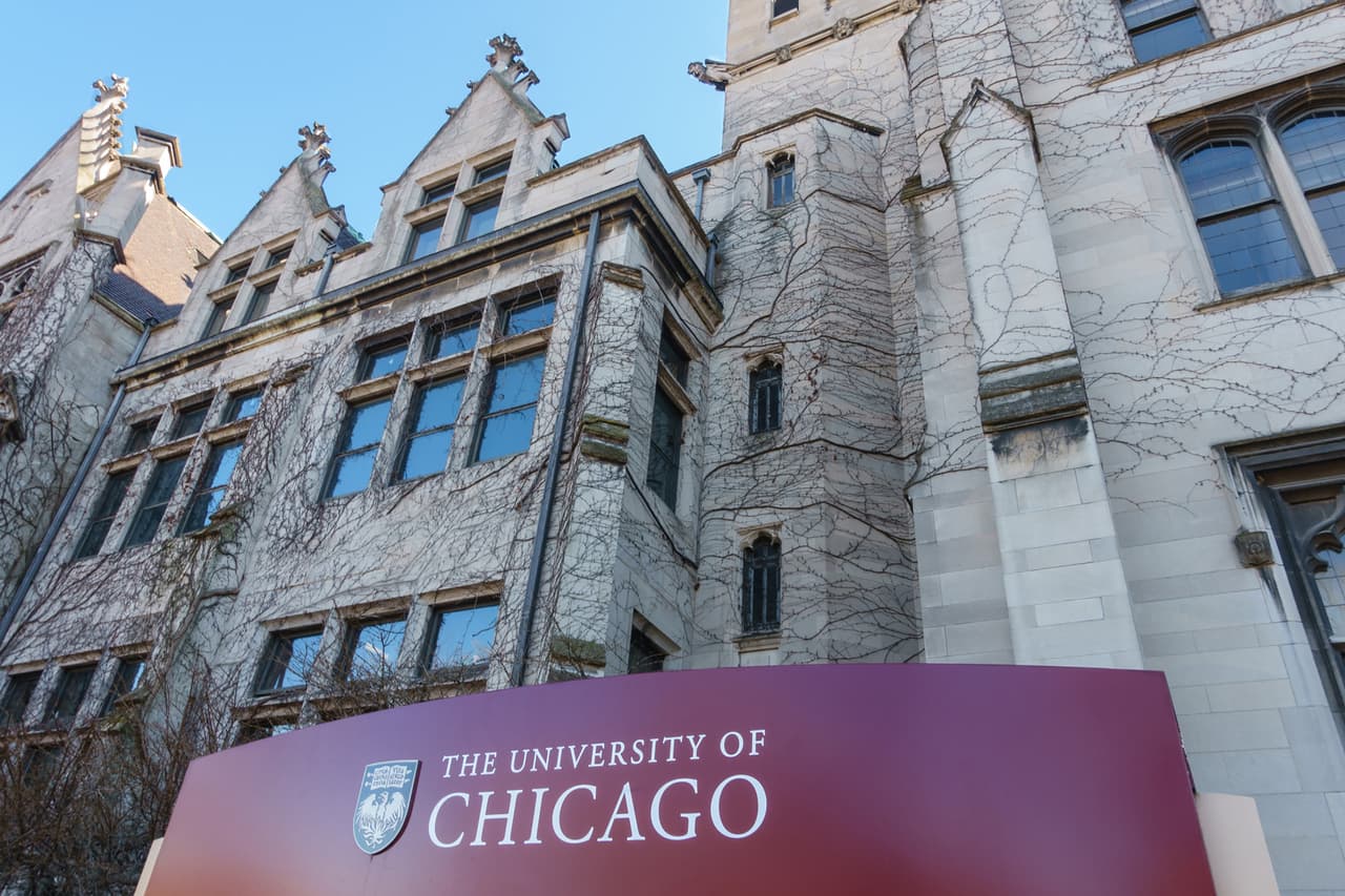 <b>Puesto 8. Universidad de Chicago</b>
<br>
<br>Tasa de aceptación: 6%.
<br>
<br>Lugar: Chicago, Illinois.
<br>
<br>Unos cien ganadores de premios Nobel están relacionados con esta universidad. Aproximadamente 7,100 estudiantes se inscribieron en la última clase de pregrado.
<br>