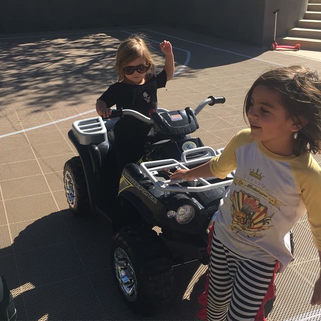 Tal vez Mason ya es demasiado grande para jugar con su hermana.