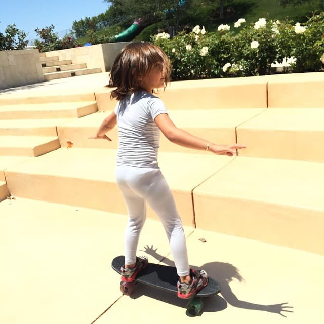 Es un niño muy activo y así lo dejó en claro... ¡montado en la patineta con todo y su pijama!