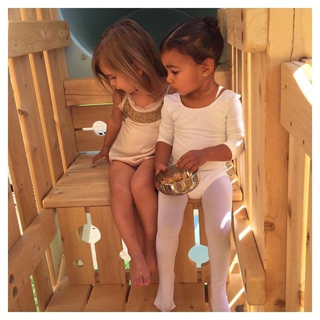 Ella y Penélope son mejores amigas.