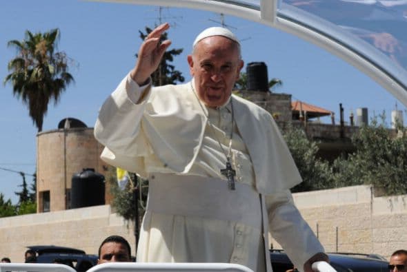 El Papa saluda a las multitudes que esperaban verlo pasar en Cisjordania.