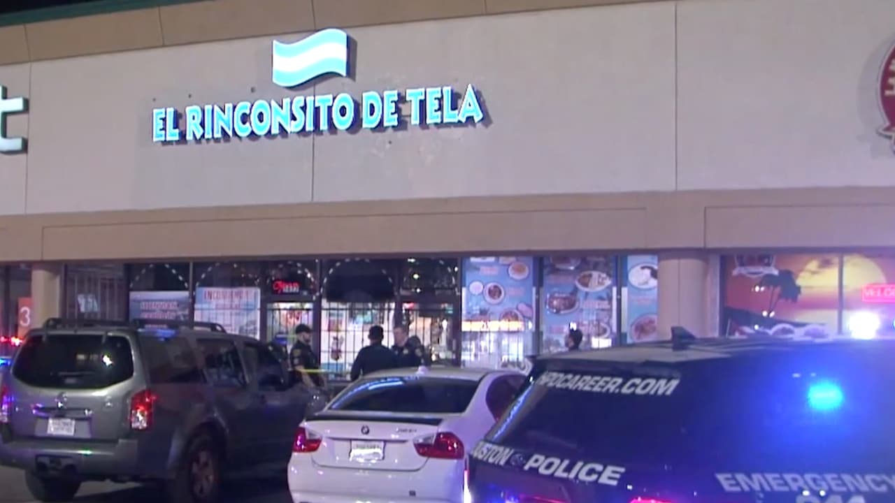 Varias personas veían un partido de fútbol en el restaurante 
<b><a href="https://www.google.com/maps/dir//el+rinconcito+de+tela/data=!4m6!4m5!1m1!4e2!1m2!1m1!1s0x8640c32df2d4df81:0x80253c8f46de04f1?sa=X&ved=2ahUKEwiUj_jQpZb0AhXNQzABHaZDA9UQ9Rd6BAg-EAM" target="_blank">"Rinconsito de Tela"</a></b>, ubicado en S. Gessner Road. 
<b><a href="https://twitter.com/houstonpolice" target="_blank">HPD</a></b> indicó que las dos 
<b><a href="https://www.univision.com/temas/victimas">víctimas</a></b> fueron trasladados al hospital en condición crítica.