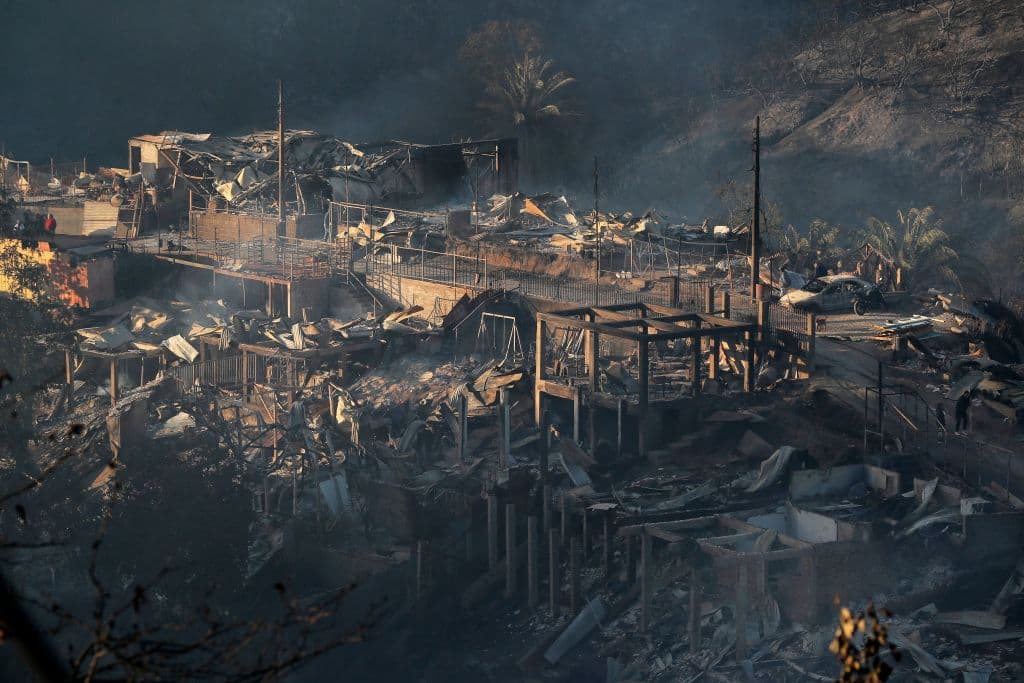 El incendio dejó un saldo preliminar de dos muertos, 30 heridos y al menos 500 casas destruidas, según el más reciente balance de las autoridades.