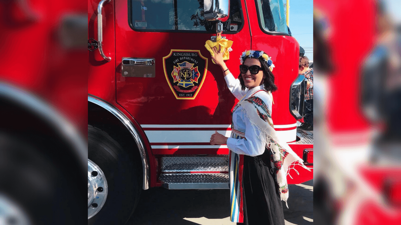 Adicionalmente enfrenta un
<b>intento de destitución</b> bajo acusaciones de promover una agenda “
<a href="https://www.univision.com/temas/marx-lenin">marxista o socialista</a>” para la ciudad de Kingsburg.
<br>