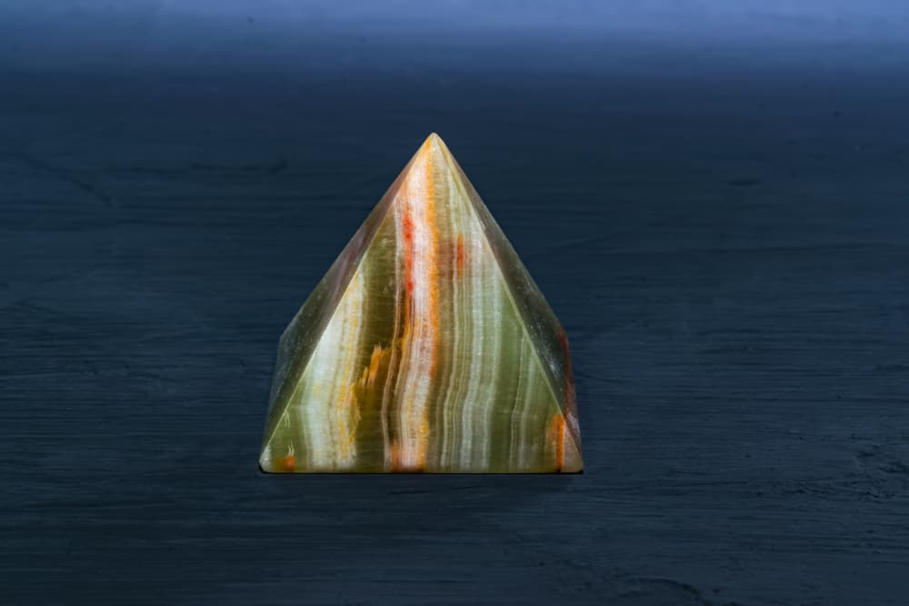 <b>Para construir tu teléfono síquico</b> consigue una pirámide pequeña, la laves bien con agua y sal de mar y la coloques dentro de un vaso de agua, en alto, todo el mes sinódico.