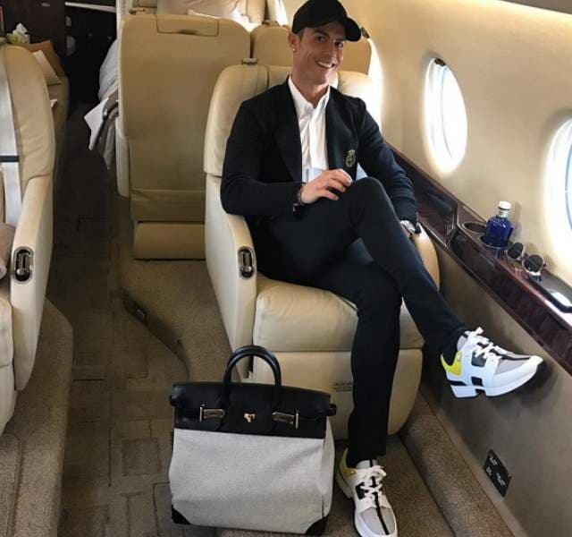 Cristiano Ronaldo regresó a Italia en su jet privado, un G200 de casi $25 millones de dólares. Lo hizo cómodo y con lujo. Te mostramos el juguetito de CR7.