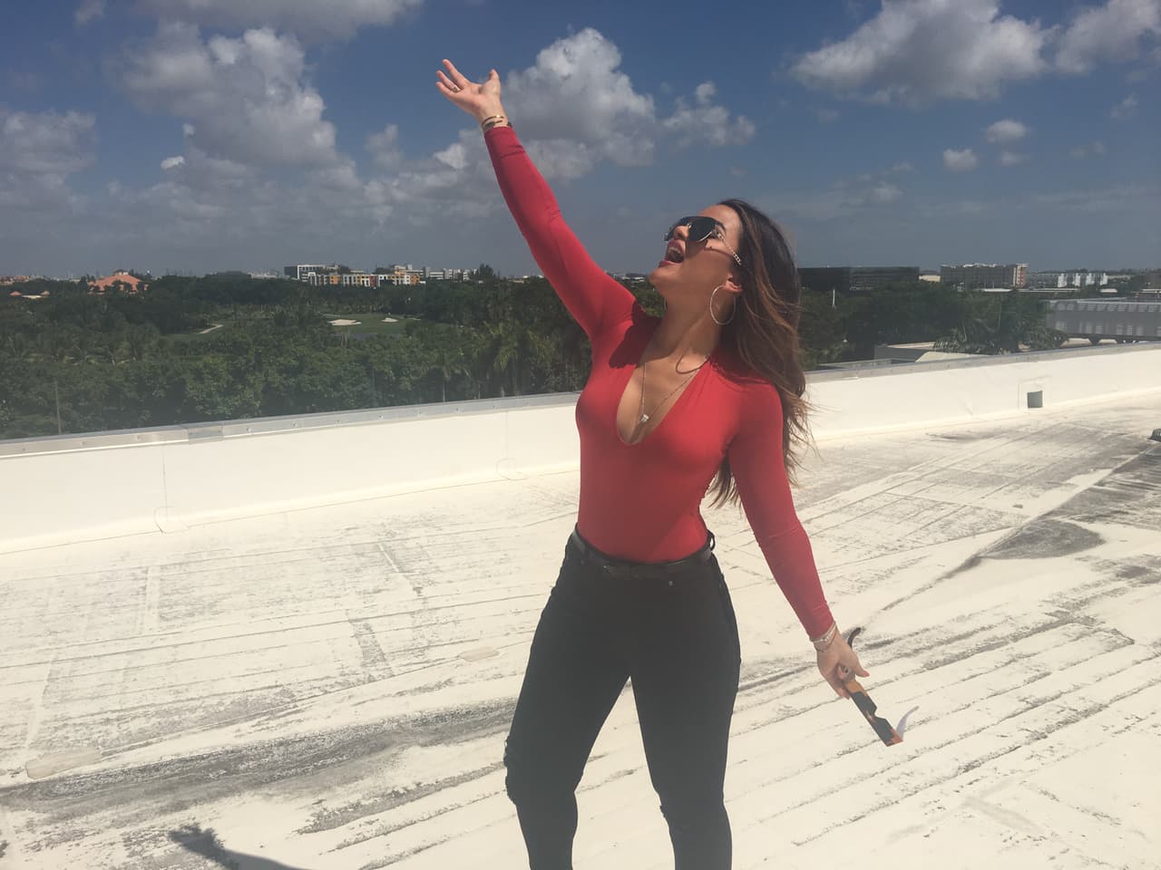 Aunque no es su fuerte Clarissa se puso romántica y le cantó al eclipse.