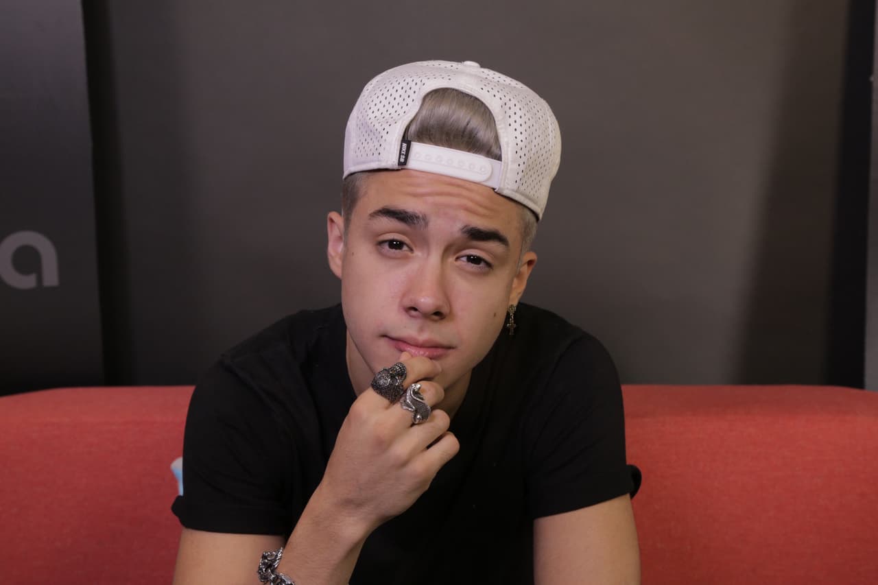 Así se divierte Mario Bautista durante sus entrevistas.