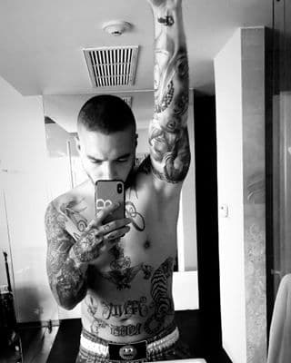 Al menos cuatro mujeres están tatuadas en su cuerpo, una de ellas es su hermana menor, Carolina.