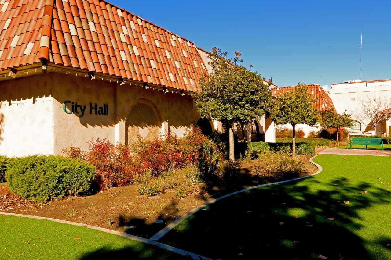 La
<b>manifestación del sábado comenzó fuera del Ayuntamiento y el grupo se ha ido reuniendo cerca del árbol donde se encontró el cuerpo de Fuller con una soga alrededor del cuello</b> justo antes de las 4 a.m. del miércoles.