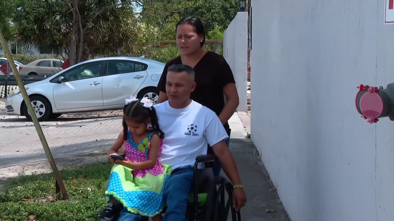 El milagro: encontrar una oportunidad para que Javier, víctima de la violencia que azota a su país, pueda 
<b>volver a caminar y brindar a su familia una calidad de vida digna.</b>