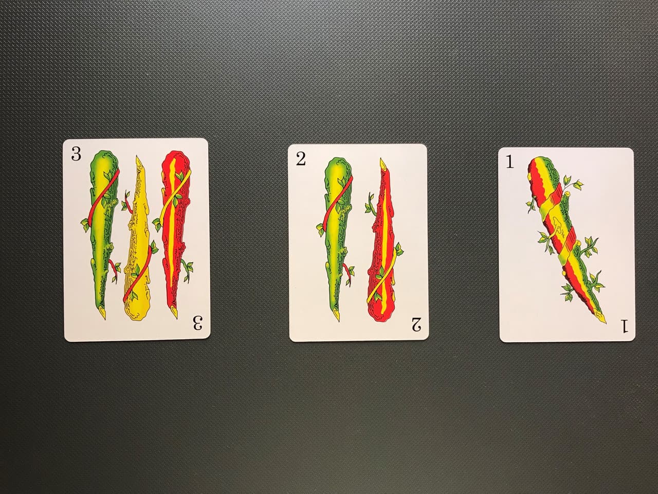 Los cuatro palos son: oros, copas, espadas y bastos (en su respectivo orden ascendente). Para ciertos juegos se dividen en palos cortos (oros y copas) y largos (bastos y espadas).