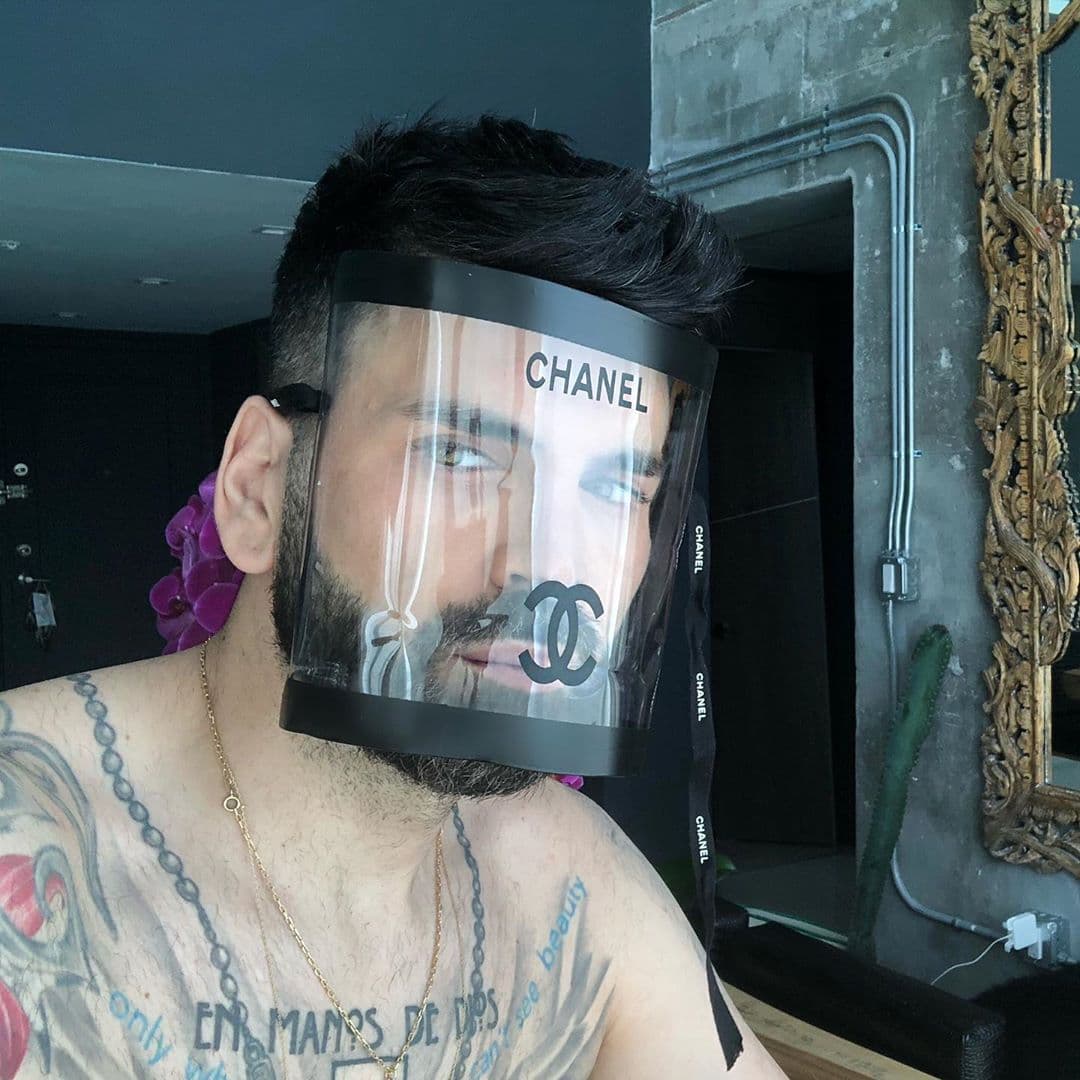 Sin perder el glamour, el experto en moda mostró esta careta de protección elaborada, al parecer, por él mismo con una envoltura de la marca Chanel.