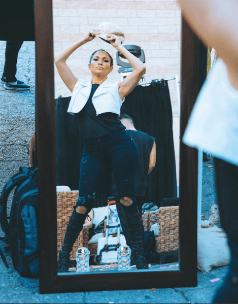 Jlo es una de las mujeres más disciplinadas ya que no deja pasar un sólo día sin hacer ejercicio y tiene entrenadores personales en cada sitio o ciudad que visita.