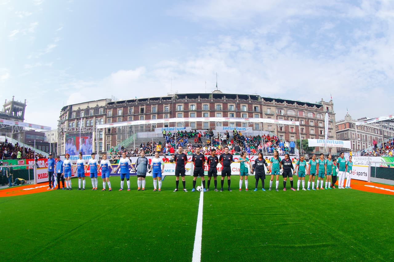 La Plaza del Zócalo en Ciudad de México recibió la inauguración del Homeless World Cup, el Mundial de Fútbol de Personas sin Hogar, en su edición 16 con más de 500 participantes de 47 países en masculino y femenino.