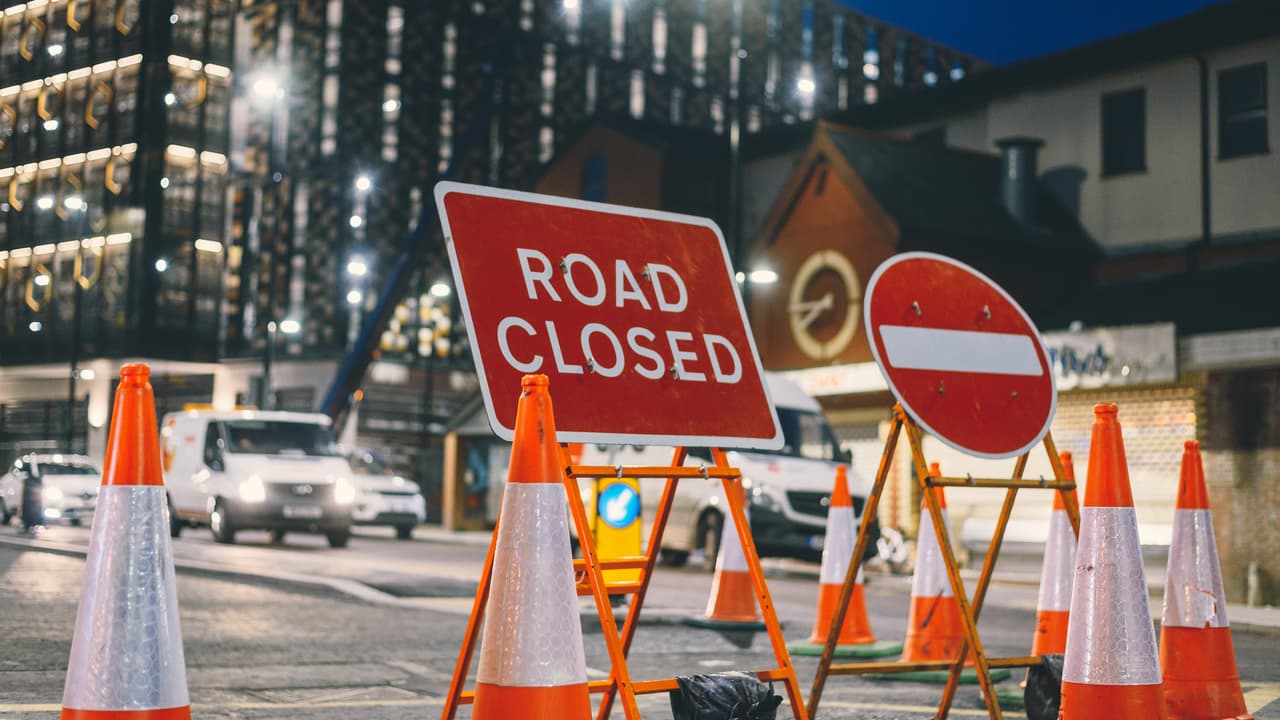 <b>El tráfico deteriora las calles y carreteras. </b> Y por lo general, gran parte de estas reparaciones son costeadas a partir de los impuestos a la gasolina. A mayor congestión vehicular, mayor deterioro de las calles y carreteras, que a la vez se traduce en impuestos más altos para los ciudadanos.
<br>